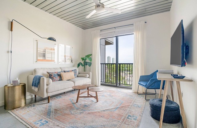 Lodgeur | Hip & stylish modern 1BR loft | Midtown