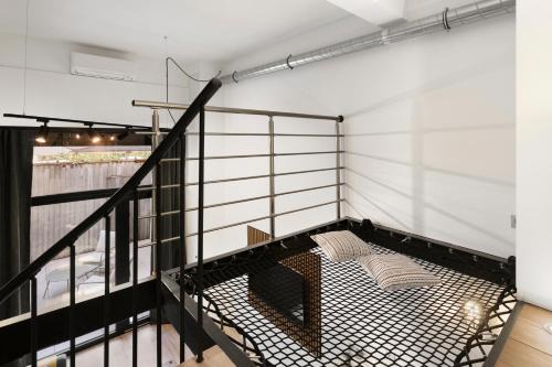 Loft Industriel avec Terrasse et Filet Suspendu à Nice Cimiez