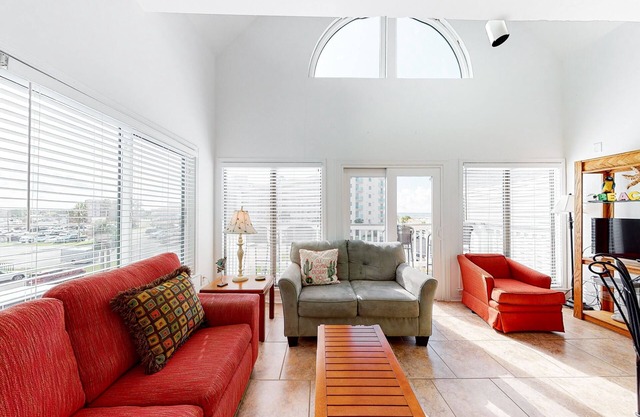 Loft-like condo with balcony, easy beach access, pools, hot tubs & tennis