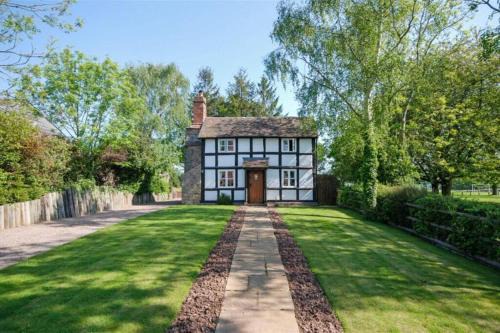 Log- burner, Hot tub with woodland views Walking trails and local pub on your doorstep! Popular walking trails nearby-Malvern Hills and the Brockhampton Estate- Peaceful village on the border of Hereford and Worcester