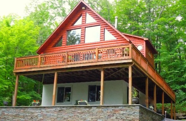 LOG CABIN CHALET w/NEW 6-PERSON HOT TUB near Kaaterskill Falls & NoLakeSoLakeSo