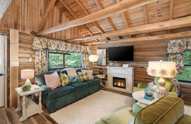 Log cabin on 100 acres-Wifi-Kitchen-Wildlife-The Pampered Peacock