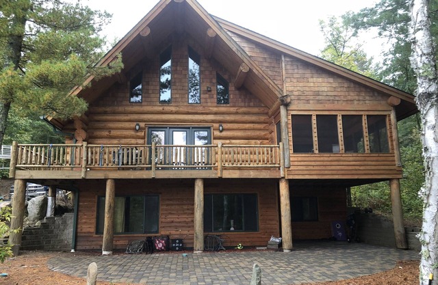 Log Cabin on beautiful Howard Lake.