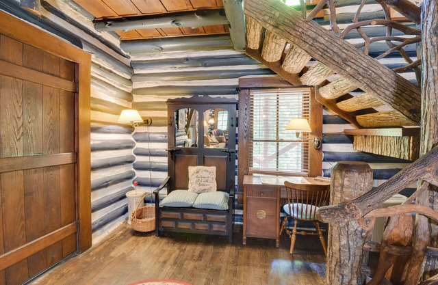Log Cabin Rental Near Table Rock State Park!
