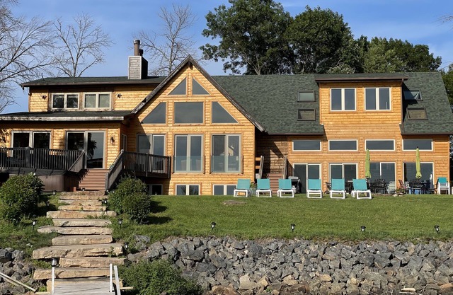 Log Cabin w/indoor pool on Lake, 30 Min from Wis Dells! 8 min. from Sand Valley