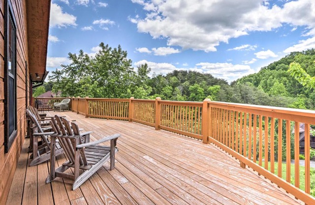 Log Cabin with Deck and Hot Tub 5 Mi to Dollywood!