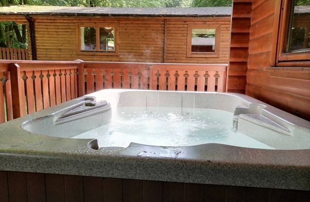 Log cabin with hot tub and nestled in Kenwick Park, Louth