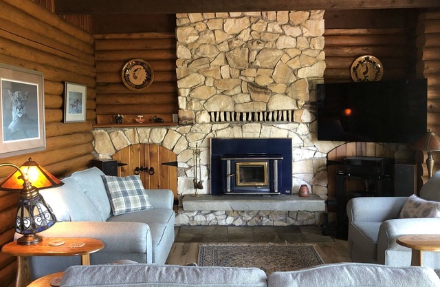 Log home with beautiful ocean view and hot tub!