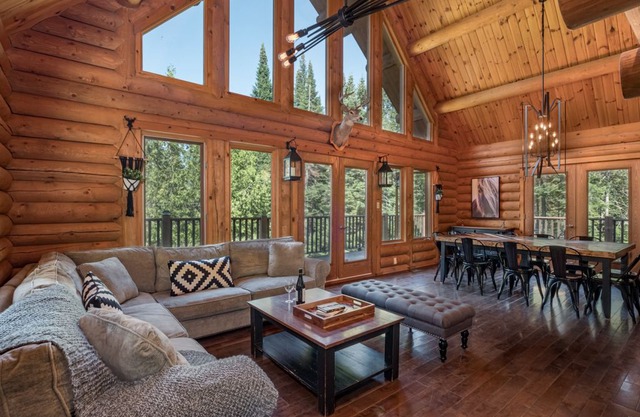 LogHouse/Spa/Nature/near Mont Tremblant/16 persons