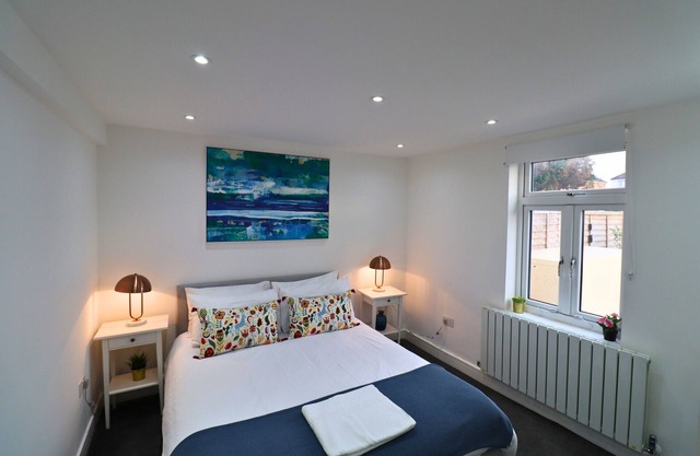 London Gorgeous Two Bedroom Apartment