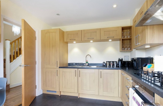 London Heathrow Living Holywell Serviced House D - 3 bedrooms