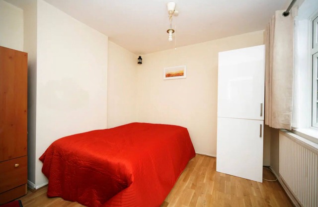 London Smart Economy Single near Metro Central Line
