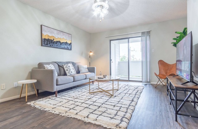 Long Term 1BR Suite | Pool, Parking + Gym I