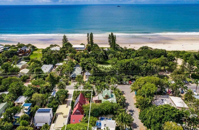 Longhouse - spacious 4 BR Belongil Beach retreat
