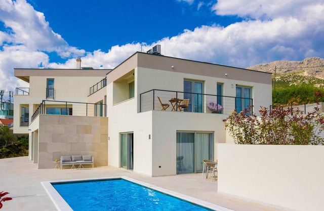 Look forward to a modern vacation home with a well-kept garden, a large terrace and high-quality fur