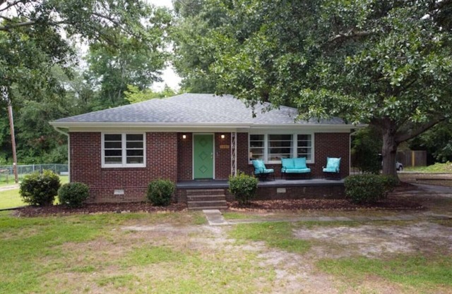 LOTS of space! Family+Pet-friendly~Close to shops!