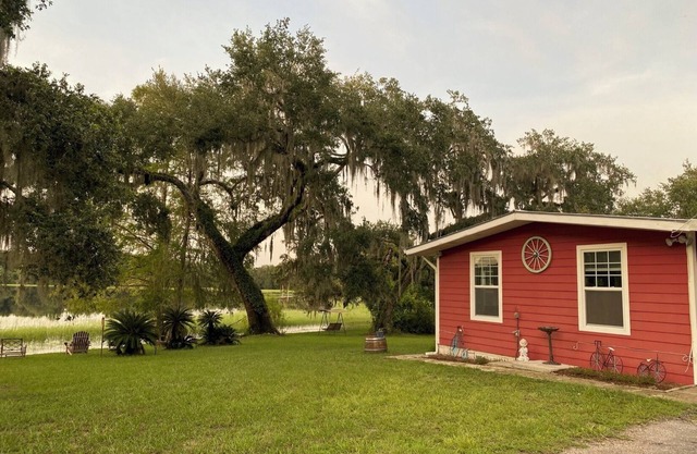 'Lotus Point' Lake House Getaway on Four Rustic Acres