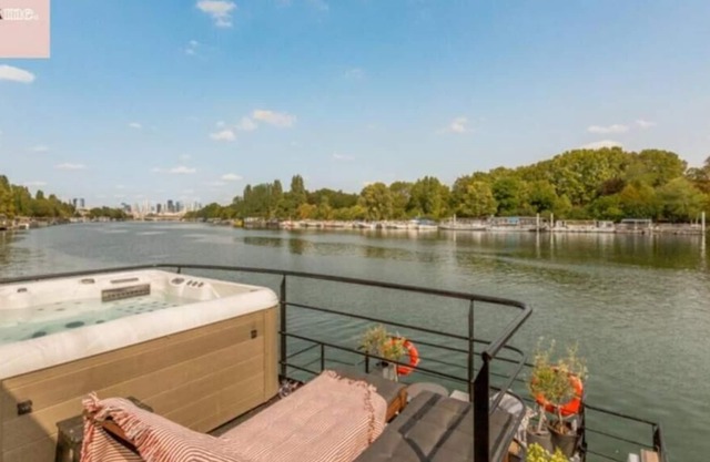 LOVE Experience All-inclusive Stay Paris (2p)