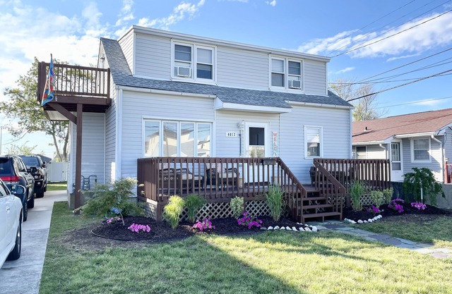 Lovely 1 bedroom + queen sofa in Lvrm 1 1/2 blocks from beach.