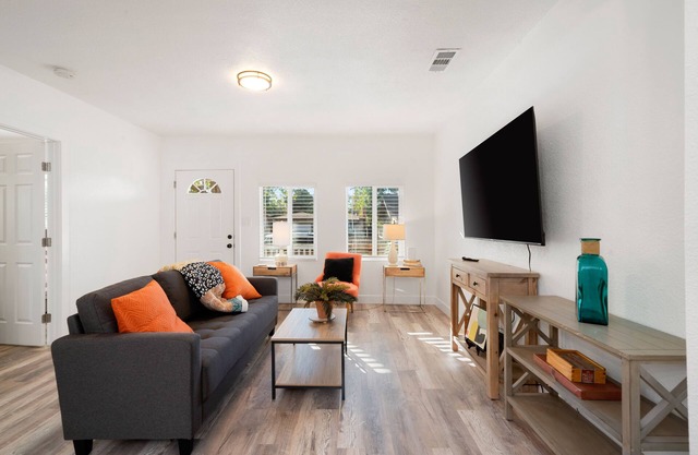 Lovely 2 bdrm/1bth close to Downtown Sacramento!