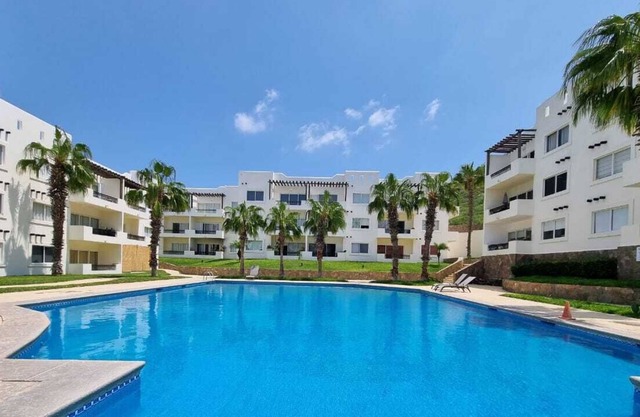 Lovely 2 Bedroom Condo, 2 Pools Gym 5 min Downtown