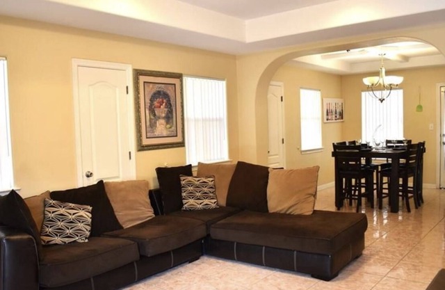 Lovely 2 bedroom apartment with Wifi and covered parking