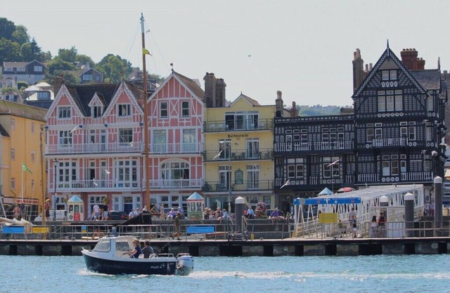 Lovely 2 bedroom chalet sleeps 4 in Dartmouth WIFI +Electric inc Pet friendly.