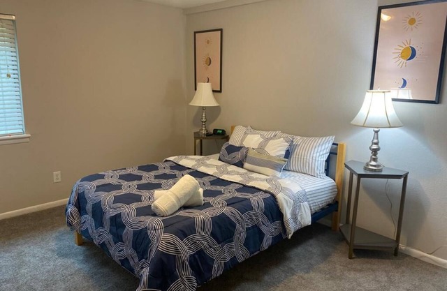 Lovely 2 bedroom condo sleeps 6