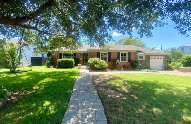 Lovely 2-bedroom house with pool in Tulsa