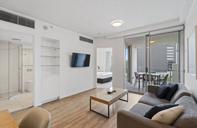 Lovely 2- Bedroom Rental Unit with Free Parking!