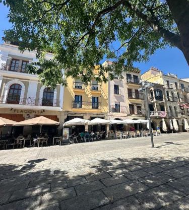 Lovely 2 bedrooms apartment main square Plasencia