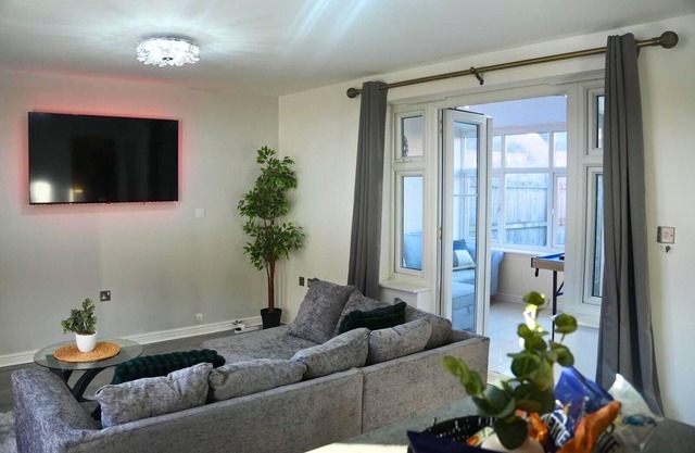 Lovely 3-bed House in Solihull