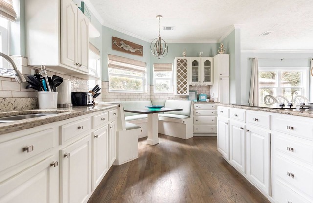 Lovely 4 bed/3 bath. Ideal Location- Walk to Beach, Shopping, Entertainment