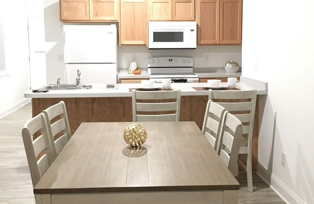 Lovely 4 bed/4.5 Bath Condo