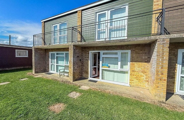 Lovely 4 berth chalet to hire in Hemsby nearby the beach ref 18177B