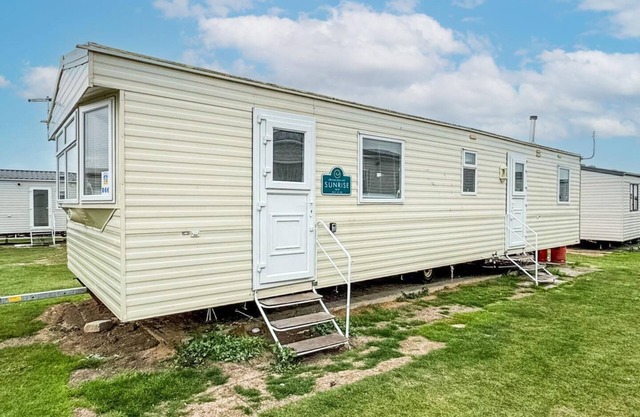 Lovely 8 berth caravan at Harts Holiday Park in Kent ref 74066B