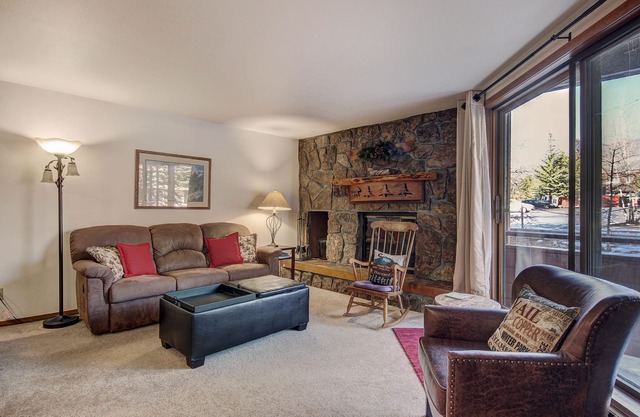 Lovely & affordable ski condo in heart of Dillon 112