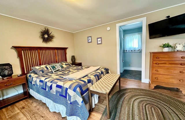 Lovely and Spacious Studio with Full Bath and Kitchen!