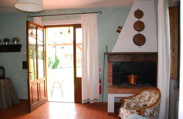 Lovely apartment in villa with WIFI, pool, patio and panoramic view, close to San Gimignano