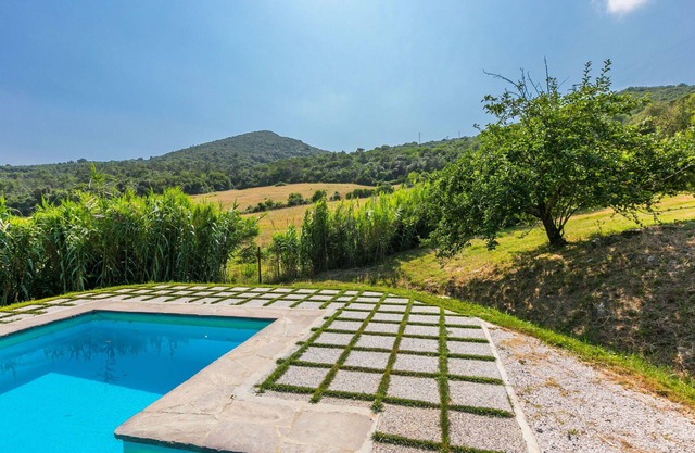 Lovely apartment in villa for 17 people with pool, TV and pets allowed