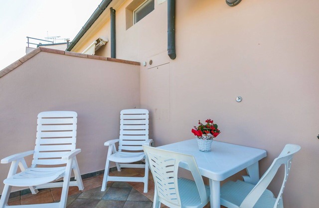 Lovely apartment for 6 people with WIFI, A/C, TV and balcony