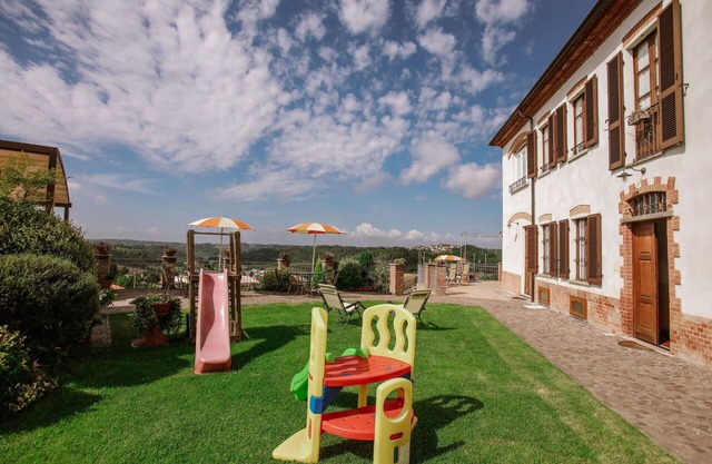 Lovely apartment for 4 guests with A/C, WIFI, pool, TV, patio and pets allowed