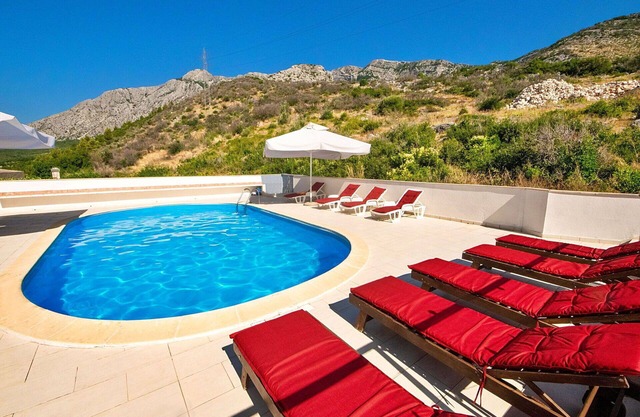 Lovely apartment for 4 guests with WIFI, A/C, pool, TV, terrace and pets allowed