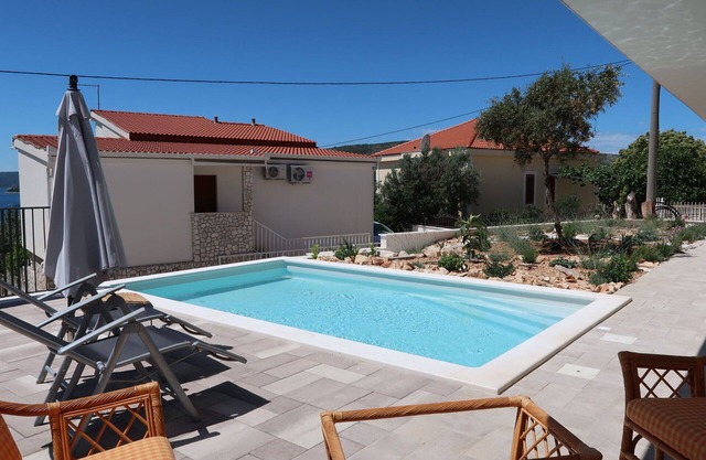 Lovely apartment for 4 guests with A/C, WIFI, pool, TV, terrace and pets allowed