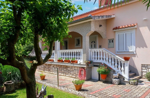 Lovely apartment for 6 people with A/C, WIFI, TV, patio and pets allowed