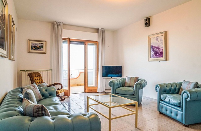 Lovely apartment for 8 people with WIFI, patio and pets allowed