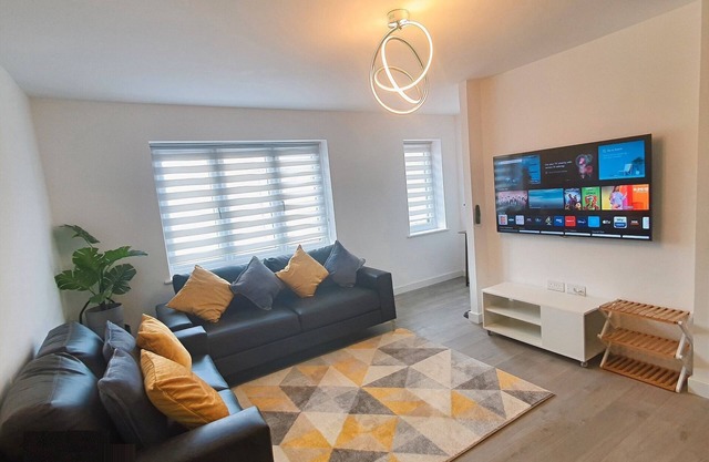 Lovely apartment close 2 City Center &Rail Station