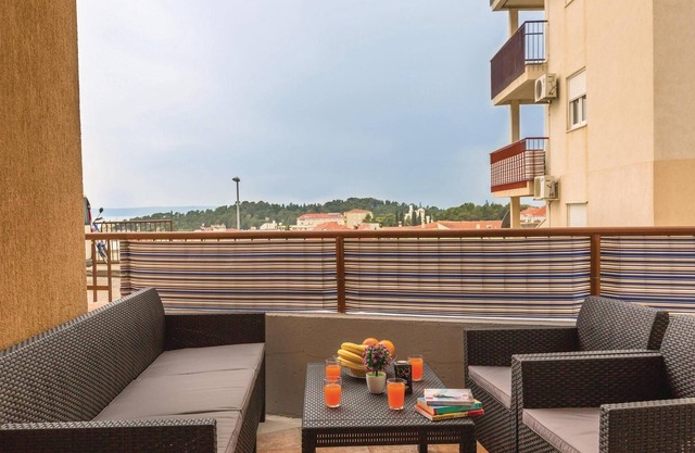 Lovely apartment in Makarska with WiFi