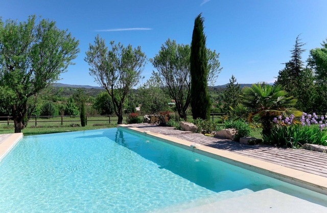 Lovely apartment in villa for 8 people with pool, WIFI, TV, patio and pets allowed