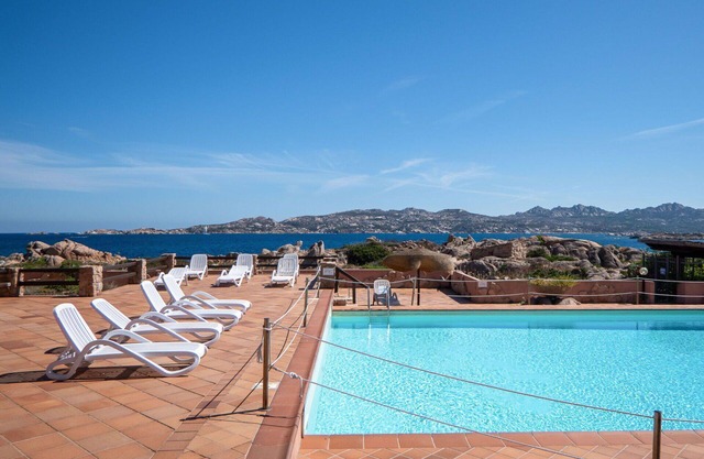 Lovely apartment for 6 people with WIFI, A/C, pool, TV, patio and pets allowed